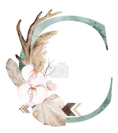 Téléchargez les photos : Watercolor green letter C with brown antlers, Beige tropical flowers and feathers, dried palm leaves and pampas grass, bohemian alphabet isolated illustration. Element for boho and ethnic wedding stationery - en image libre de droit