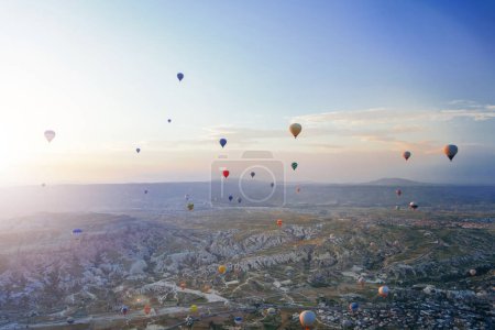 Foto de Hermosa escena matutina con globos aerostáticos volando sobre el valle del Amor al amanecer, atracción turística de Capadocia, Goreme, Nevsehir, Turke - Imagen libre de derechos