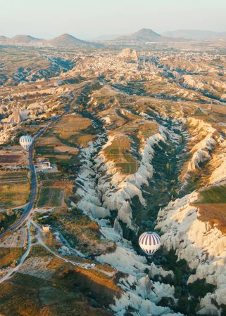 Foto de Hermosa escena matutina con globos aerostáticos volando sobre el valle del Amor al amanecer, atracción turística de Capadocia, Goreme, Nevsehir, Turke - Imagen libre de derechos