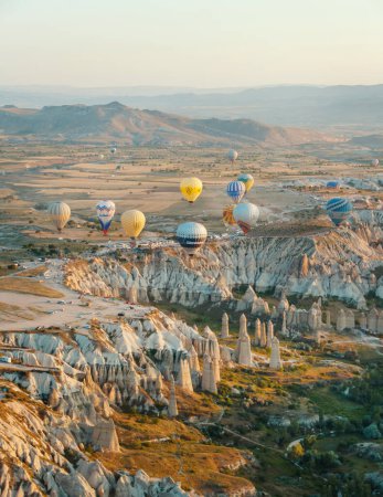 Téléchargez les photos : Belle scène du matin avec des montgolfières survolant Love Valley au lever du soleil, attraction touristique de Cappadoce, Goreme, Nevsehir, Turke - en image libre de droit