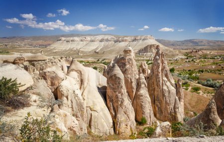 Téléchargez les photos : Formations rocheuses géologiques uniques Cheminées féeriques en Cappadoce contre ciel bleu en été. Zone touristique populaire dans Goreme, Nevsehir, Turke - en image libre de droit