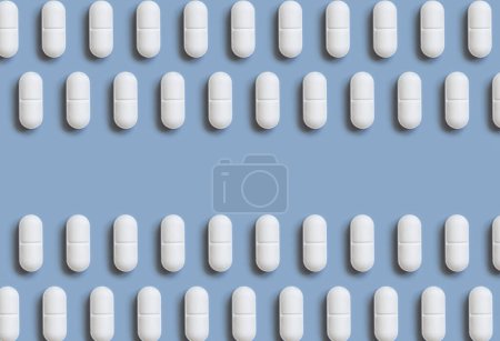 Téléchargez les photos : Pilules blanches sur la vue de dessus bleu clair, motif créatif. Médecine curative et soins de santé, en prenant des suppléments alimentaires et des vitamines. Pilules pharmaceutiques - en image libre de droit