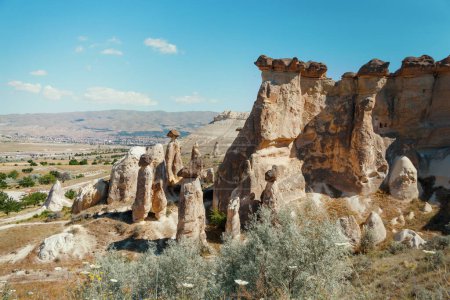 Foto de Formaciones rocosas geológicas únicas Chimeneas de hadas en Capadocia contra el cielo azul en verano. Zona turística recomendada en Goreme, Nevsehir, Turke - Imagen libre de derechos