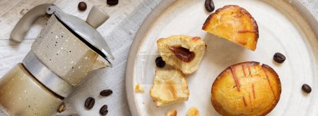 Foto de Pasticciotto leccese pasteles en un plato cerca de moka en la mesa de madera blanca, desayuno típico de Apulia, vista superior. Mesa decorada con granos de café y servilleta - Imagen libre de derechos