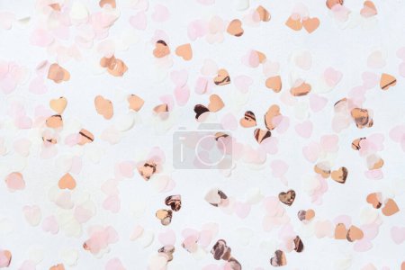 Téléchargez les photos : Coeurs roses et dorés sur table blanche vue du dessus. Mariage romantique, Saint Valentin, Printemps ou Fond de la fête des mères - en image libre de droit