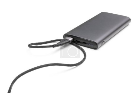 Banc d'alimentation portable entièrement chargé avec câble et deux sorties USB isolées sur un fond blanc. Powerbank pour recharger les appareils mobiles.