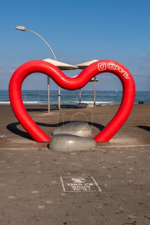 Foto de Tel Aviv, Israel 10 de septiembre de 2022 Signo en forma de corazón para Instagram en el área portuaria de Tel Aviv Israel. Selfie foto oportunidad para los turistas e israelíes en el Namal en Tel Aviv, Israel. - Imagen libre de derechos