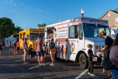 Téléchargez les photos : White Bear Lake, Minnesota USA 1 Juillet 2022 Camions de nourriture à la foire de rue hebdomadaire à White Bear Lake, Minnesota. - en image libre de droit