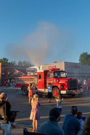 Foto de Battle Lake, Minnesota USA 23 de julio de 2022 Desfile en Battle Lake, Minnesota para la celebración de los Días de Wenonga. Camión de bomberos en desfile. - Imagen libre de derechos