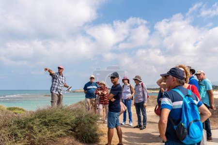 Téléchargez les photos : Parc national de Dor Beach, Israël 12 septembre 2022 Personnes âgées avec guide touristique au parc national de Dor Beach à la fin de l'été début automne - en image libre de droit