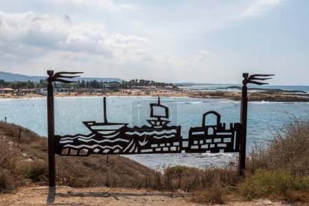 Foto de Dor Beach National Park, Israel 12 de septiembre de 2022 Estatua metálica de barcos y construcción en el Parque Nacional de Dor Beach a finales de verano principios de otoño. - Imagen libre de derechos