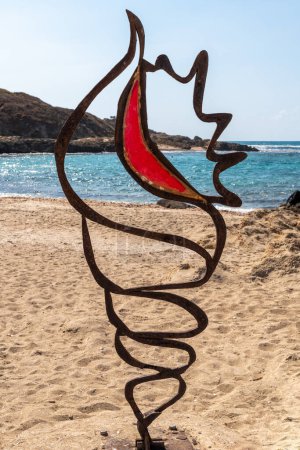 Foto de Dor Beach National Park, Israel septiembre 12, 2022 Estatua de metal de una concha de mar en el Parque Nacional de Dor Beach al final del verano principios de otoño. - Imagen libre de derechos