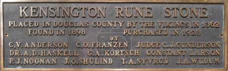 Foto de Alexandria, Minnesota, Estados Unidos 6 de julio de 2022 Placa para The Kensington Runestone en el Museo Runestone en Alexandria, Minnesota. - Imagen libre de derechos