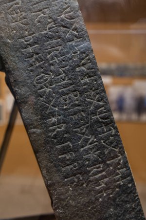 Téléchargez les photos : Alexandria, Minnesota USA 6 juillet 2022 The Kensington Runestone in the Runestone Museum in Alexandria, Minnesota. - en image libre de droit