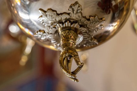 Foto de Kfar Cana Febrero 24, 2023 Detalle de metal en una lámpara de araña en la iglesia ortodoxa griega de San Jorge, la iglesia nupcial en Kfar Cana Israel. - Imagen libre de derechos