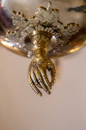 Foto de Kfar Cana Febrero 24, 2023 Detalle de metal en una lámpara de araña en la iglesia ortodoxa griega de San Jorge, la iglesia nupcial en Kfar Cana Israel. - Imagen libre de derechos