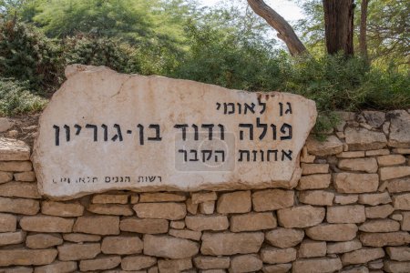 Foto de Sde Boker, Israel, 29 de octubre de 2022 Letrero dice "Parque Nacional Paula and David Ben Gurion 's grave site" en el Kibbutz Sde Boker en el desierto del Negev en el sur de Israel - Imagen libre de derechos