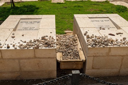 Foto de Sde Boker, Israel, 29 de octubre de 2022 David Ben Gurion and Paula Ben Gurion 's graves at Kibbutz Sde Boker in the Negev Desert in Southern Israel - Imagen libre de derechos