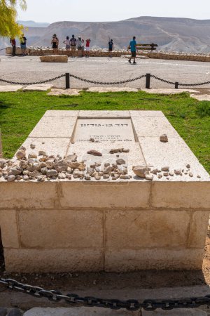 Foto de Sde Boker, Israel, 29 de octubre de 2022 David Ben Gurion 's grave at Kibbutz Sde Boker in the Negev Desert in Southern Israel - Imagen libre de derechos