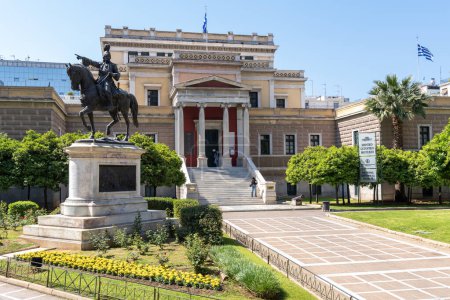 Téléchargez les photos : Athènes (Grèce) 24 avril 2023 National History Museum Entrée with people in Athens Grèce - en image libre de droit
