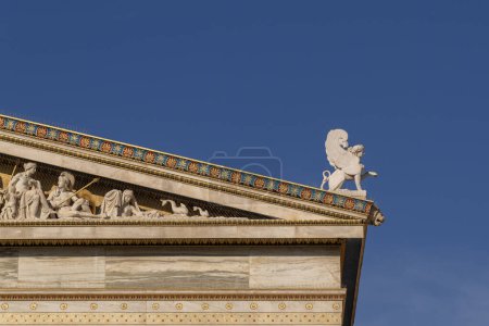 Foto de Atenas, Grecia Abril 24, 2023 Detalles del tejado de los hermosos edificios de La Academia de Atenas en Atenas, Grecia - Imagen libre de derechos