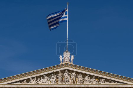 Foto de Atenas, Grecia Abril 24, 27, 2023 Detalles del tejado de los hermosos edificios de La Academia de Atenas en Atenas, Grecia - Imagen libre de derechos