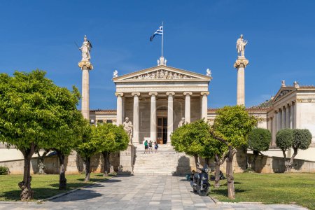 Foto de Atenas, Grecia Abril 24, 2023 Los hermosos edificios de La Academia de Atenas en Atenas, Grecia - Imagen libre de derechos