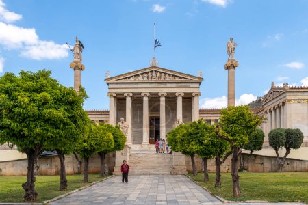 Foto de Atenas, Grecia Abril 27, 2023 Los hermosos edificios de La Academia de Atenas en Atenas, Grecia - Imagen libre de derechos
