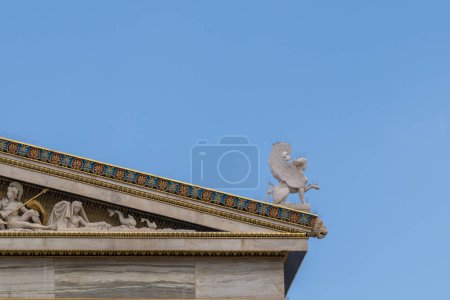 Foto de Atenas, Grecia Abril 27, 2023 Detalles del tejado de los hermosos edificios de La Academia de Atenas en Atenas, Grecia - Imagen libre de derechos