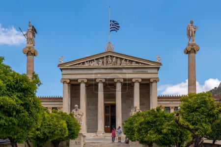 Foto de Atenas, Grecia Abril 27, 2023 Los hermosos edificios de La Academia de Atenas en Atenas, Grecia - Imagen libre de derechos