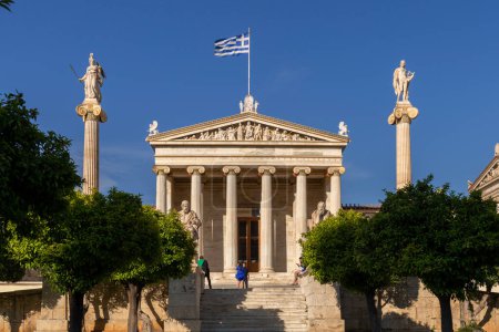 Foto de Atenas, Grecia Abril 24, 2023 Los hermosos edificios de La Academia de Atenas en Atenas, Grecia - Imagen libre de derechos
