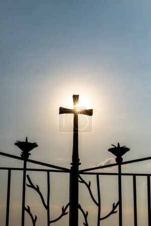 Téléchargez les photos : Croix avec des rayons de soleil à l'église des Béatitudes en Israël. - en image libre de droit