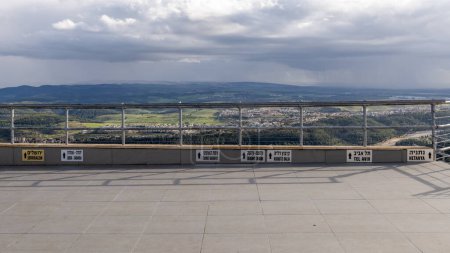 Foto de Monasterio de Muhraqa, Israel, 2 de febrero de 2023 La tabla de orientación que muestra los nombres de los lugares en hebreo e inglés en la terraza del monasterio de Muhraqa con una vista increíble. Vista panorámica. - Imagen libre de derechos