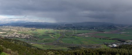Foto de Vista panorámica del Valle de Jezreel desde el Monte Carmelo en el mirador de Muhraqa. - Imagen libre de derechos