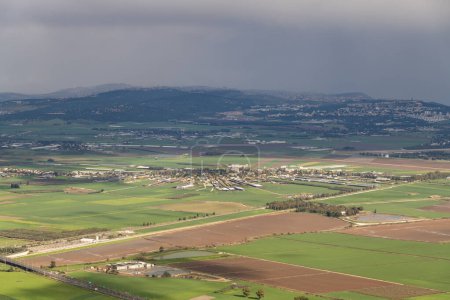 Foto de Vista de Kfar Yehoshúa desde el mirador de Muhraqa en el Monte Carmelo en Israel. Kfar Yehoshúa es una comunidad agrícola moshav, que se presenta en forma circular. - Imagen libre de derechos