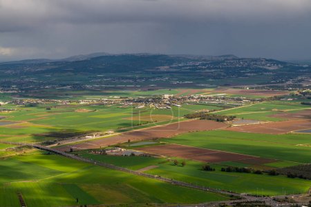 Téléchargez les photos : Vue de Kfar Yehoshua depuis le point de vue de Muhraqa sur le mont Carmel en Israël. Kfar Yehoshua est un moshav, communauté agricole qui est disposée dans une forme circulaire. - en image libre de droit