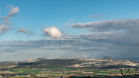 Foto de Vista panorámica de parte del valle de Jezreel con Kfar Yehoshúa, Migdal Haemek, Monte Tabor y Nazereth en un día lluvioso en Israel. - Imagen libre de derechos