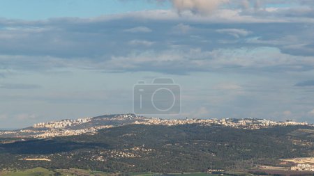 Foto de Vista panorámica de Nazaret desde un mirador en el Monte Carmelo en un día lluvioso en Israel. - Imagen libre de derechos