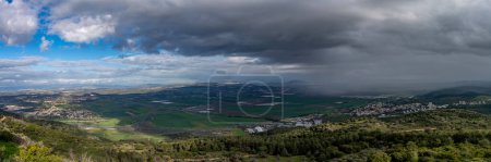 Foto de Vista panorámica del Valle de Jezreel desde el Monte Carmelo en el mirador de Muhraqa. - Imagen libre de derechos