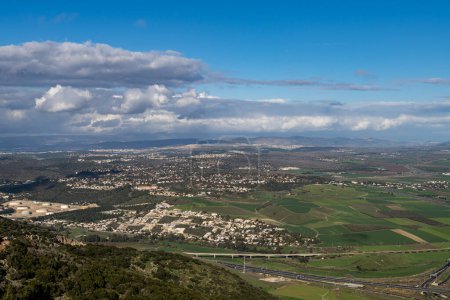 Foto de Paisaje vista de Kiryat Tivon y más al norte desde el mirador de Muhraqa en el Monte Carmelo. - Imagen libre de derechos