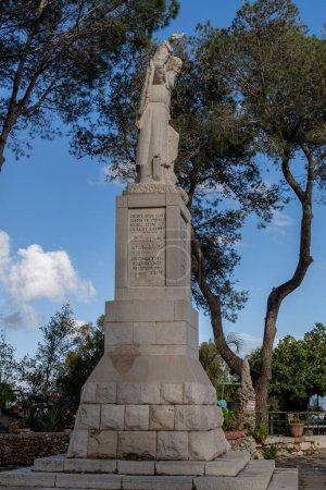 Foto de Haifa, Israel 2 de abril de 2023 La estatua de Elías matando a un profeta Baal en el patio del monasterio de Muhraqa en el Monte Carmelo en Israel. - Imagen libre de derechos