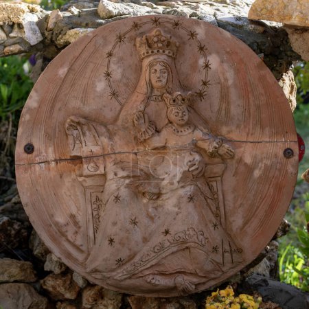 Foto de Haifa, Israel 4 de febrero de 2023 Placa de arcilla de María y Jesús en el patio del Monasterio de Muhraqa en el Monte Carmelo en Israel. - Imagen libre de derechos
