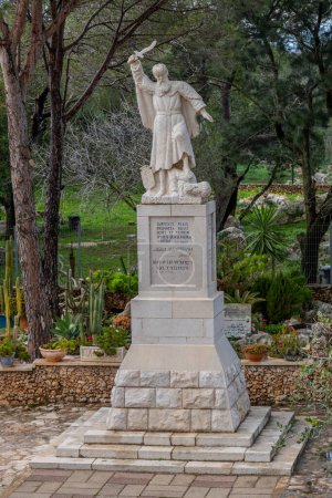 Foto de Haifa, Israel 2 de abril de 2023 La estatua de Elías matando a un profeta Baal en el patio del monasterio de Muhraqa en el Monte Carmelo en Israel. - Imagen libre de derechos