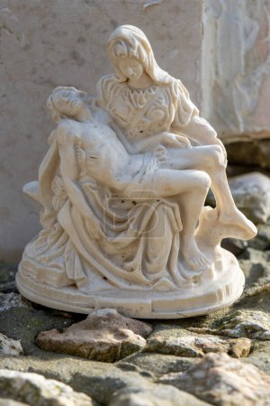 Foto de Haifa, Israel 4 de febrero de 2023 Pequeña estatua de María y Jesús en el patio del Monasterio de Muhraqa en el Monte Carmelo en Israel. - Imagen libre de derechos