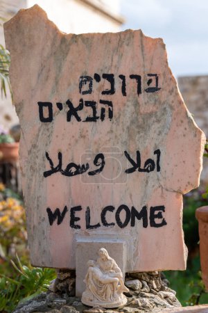 Foto de Haifa, Israel 4 de febrero de 2023 Señal de bienvenida en una roca con una pequeña estatua de María y Jesús en Deir el-Muhraqa (Monasterio del Gran Fuego) el Monasterio Carmalita de Muhraqa en el Monte Carmelo, Haifa, Israel. - Imagen libre de derechos