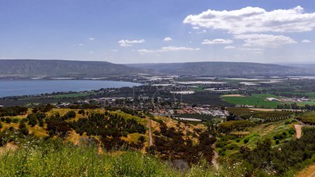 Foto de Vista del valle del Jordán y parte del mar de Galilea desde el mirador a lo largo del camino desde Poriya en Israel. - Imagen libre de derechos