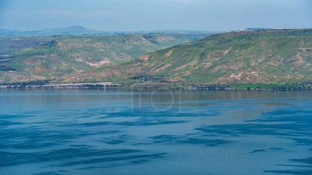 Foto de Vista sobre el mar de Galilea de los Altos del Golán y el lago con reflejo en el agua en Israel - Imagen libre de derechos