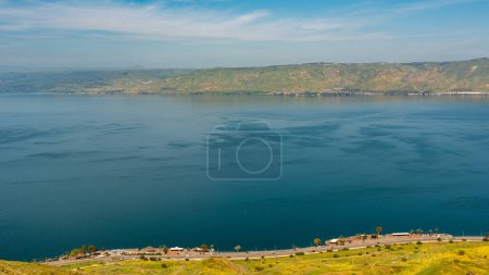 Foto de Vista sobre el mar de Galilea de los Altos del Golán y el lago con reflejo en el agua en Israel - Imagen libre de derechos