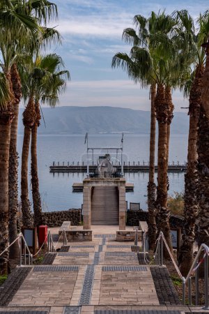 Foto de Pasarela bordeada de palmeras y el muelle en el Parque Nacional de Cafarnaúm en el Mar de Galilea en Israel. - Imagen libre de derechos