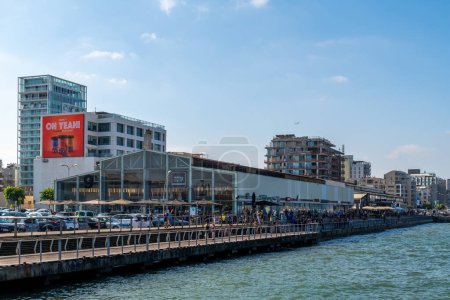 Foto de Tel Aviv, Israel 10 de septiembre de 2022 Puerto de Tel Aviv boardwalk restaurantes y tiendas a lo largo del Mar Mediteraniano. Sábado por la mañana en Namal Tel Aviv, Israel. - Imagen libre de derechos